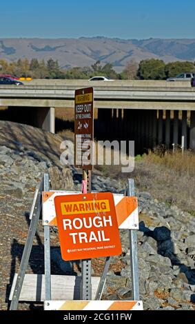 Panneau d'avertissement de sentier accidenté sur le sentier régional d'Alameda Creek, Californie Banque D'Images