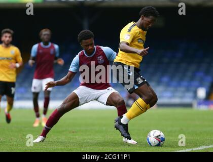 SOUTHEND ON SEA, ANGLETERRE. 8 SEPTEMBRE Sean Adarkwa de West Ham United et Miles Mitchell-Nelson de Southend United luttant pour possession pendant le match du Trophée de l'EFL entre Southend United et West Ham United à Roots Hall, Southend. (Credit: Jacques Feeney | MI News) Credit: MI News & Sport /Alay Live News Banque D'Images