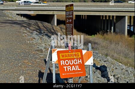 Panneau d'avertissement de sentier accidenté sur le sentier régional d'Alameda Creek, Californie Banque D'Images