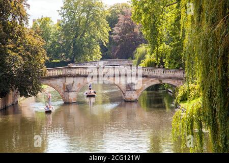 Les gens et les familles punting sur la rivière Cam par le Clare College Bridge dans la ville de Cambridgeshire, à Cambridge, en Angleterre Banque D'Images