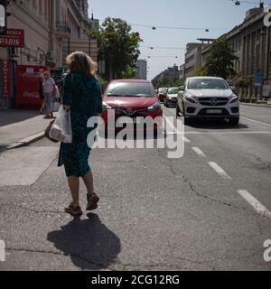 Belgrade, Serbie, 31 août 2020: Passage à niveau risqué devant les voitures approchants à la rue Glavna à Zemun Banque D'Images