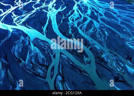 Rivières bleues électriques aériennes d'Islande Banque D'Images