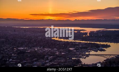 Lever du soleil à Seattle au-dessus du Canal des navires Banque D'Images