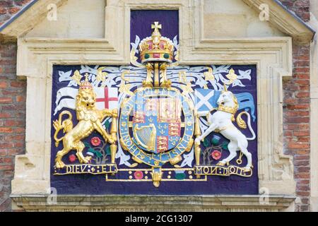 Royal Coat of Arms à l'entrée de King's Manor (Département d'archéologie) Exhibition Square, York, North Yorkshire, Angleterre, Royaume-Uni Banque D'Images