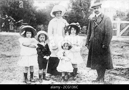 LOUIS BLÉRIOT aviateur français avec sa femme Alice et leur famille Banque D'Images