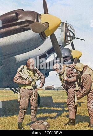 HEINKEL III l'équipage allemand se prépare à monter à bord d'un He III environ 1940 Banque D'Images