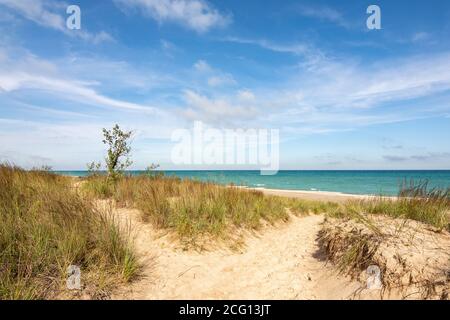 Chemin vers Kemil Beach sur une belle matinée de fin d'été. Parc national d'Indiana Dunes, Indiana, États-Unis Banque D'Images