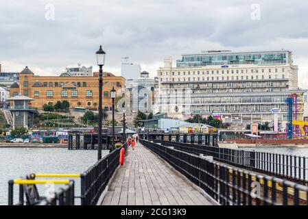 Debenhams, la galerie marchande Royals, l'hôtel Park Inn Palace et Adventure Island à l'extrémité de la terre de Southend Pier, un jour sombre Banque D'Images