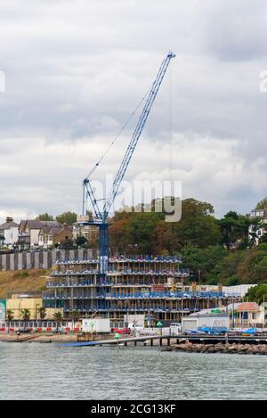 Des travaux de construction sont en cours sur le site de la salle de musique Esplanade, incendiés et démolis. Maisons en bord de mer Banque D'Images