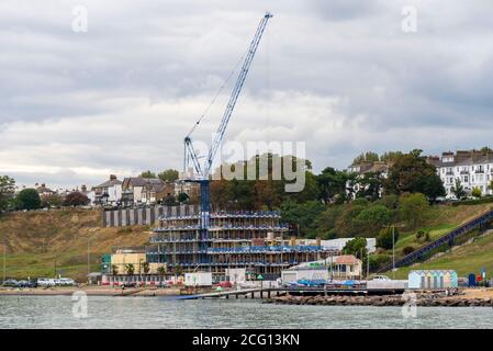 Des travaux de construction sont en cours sur le site de la salle de musique Esplanade, incendiés et démolis. Maisons en bord de mer Banque D'Images
