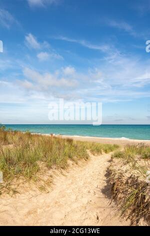 Chemin vers Kemil Beach sur une belle matinée de fin d'été. Parc national d'Indiana Dunes, Indiana, États-Unis Banque D'Images