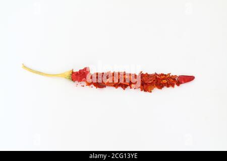 piments chauds écrasés et flocons de piment ou poudre séchés à la poudre, isolés sur fond blanc, épices turques saines Banque D'Images