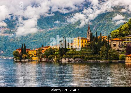 Village brumeux - Varenna, perché sur les rives du lac de Côme, dans la brume de montagne Banque D'Images