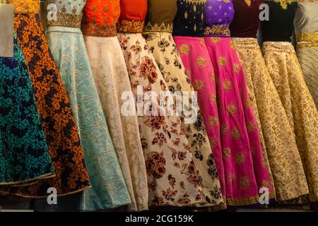 Gros plan sur des robes indiennes colorées et décorées Banque D'Images