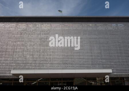 La façade cinétique du bâtiment. Les plaques métalliques volent par vagues dans le vent. Banque D'Images