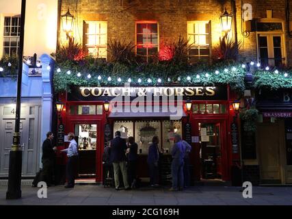 Quelques buveurs à l'extérieur du pub Coach & Horses pendant une nuit tranquille à Covent Garden, dans le centre de Londres, alors que l'initiative du gouvernement manger dehors pour aider est arrivée à une fin la semaine dernière. Banque D'Images