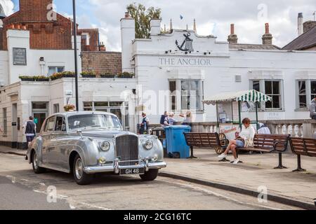 Voiture classique argent vintage Rolls Royce garée sur argent pont de rue faisant une visite guidée de la ville de Cambridge Cambridgeshire Banque D'Images