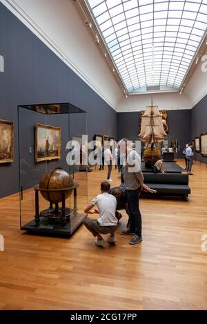 Visiteurs à la recherche de peintures au Rijksmuseum à Amsterdam, pays-Bas Banque D'Images