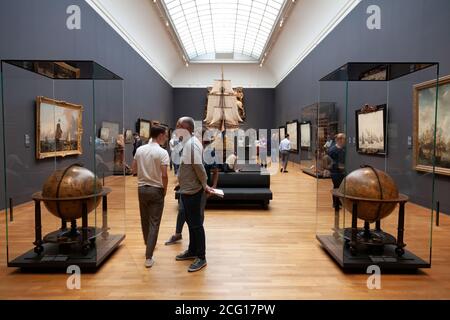 Visiteurs à la recherche de peintures au Rijksmuseum à Amsterdam Banque D'Images