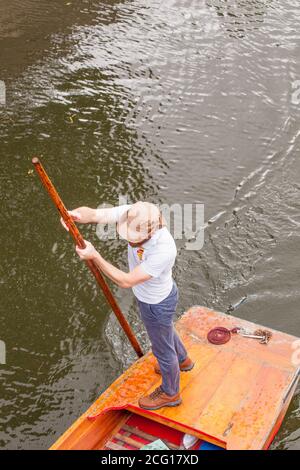 Les gens et les familles punting sur la rivière Cam dans le Cambridgeshire ville de Cambridge Angleterre Banque D'Images