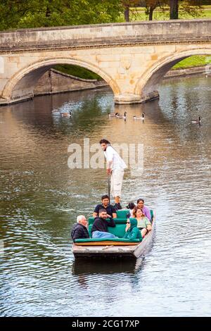 Les gens et les familles punting sur la rivière Cam dans le Cambridgeshire ville de Cambridge Angleterre Banque D'Images