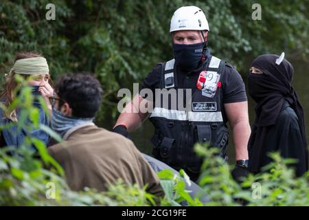 Denham, Royaume-Uni. 7 septembre 2020. Les agents de l'équipe nationale d'expulsion tentent d'empêcher les activistes de la rébellion HS2 d'interrompre la coupe d'arbres en conjonction avec la liaison ferroviaire haute vitesse HS2 dans le parc national Denham. Les militants anti-HS2 continuent d'essayer d'empêcher ou de retarder les travaux sur le projet controversé de 106 milliards de livres sterling pour lequel la phase de construction a été annoncée le 4 septembre à partir d'une série de camps de protection basés le long de la route de la ligne entre Londres et Birmingham. Crédit : Mark Kerrison/Alamy Live News Banque D'Images