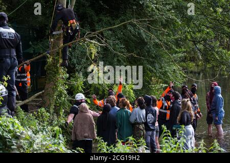 Denham, Royaume-Uni. 7 septembre 2020. Une grande branche coupée d'un arbre par un chirurgien travaillant pour le compte de HS2 Ltd est réduite vers les agents de sécurité et les militants de la rébellion HS2 prenant des mesures directes pour empêcher ou retarder les travaux d'abattage d'arbres en conjonction avec la liaison ferroviaire à grande vitesse HS2 dans le parc national de Denham. Les militants anti-HS2 continuent de faire campagne et prennent des mesures directes contre le projet controversé de 106 milliards de livres sterling pour lequel la phase de construction a été annoncée le 4 septembre à partir d'une série de camps de protection basés le long de la route de la ligne entre Londres et Birmingham. Crédit : Mark Kerrison/Ala Banque D'Images