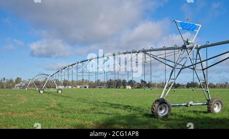 Irrigateur pivot sur une ferme en Australie rurale Banque D'Images