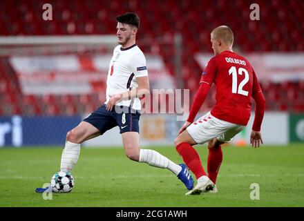 Declan Rice (à gauche) en Angleterre et Kasper Dolberg au Danemark se battent pour le ballon lors du deuxième groupe de l'UEFA Nations League Group 2, League A match au Parken Stadium, Copenhague. Banque D'Images