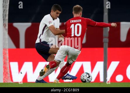 Le Conor Coady d'Angleterre (à gauche) et Christian Eriksen du Danemark se battent pour le ballon lors du match de la Ligue des Nations de l'UEFA 2, League A au stade Parken, à Copenhague. Banque D'Images