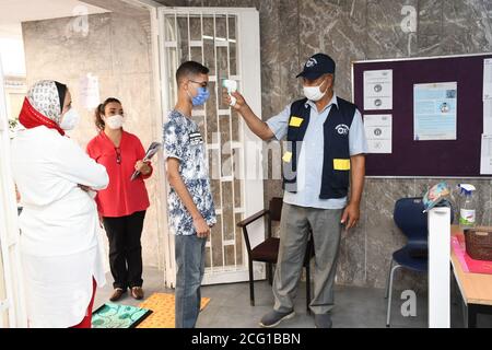 Rabat, Maroc. 8 septembre 2020. Un étudiant portant un masque a fait vérifier sa température avant d'aller à une classe dans une école à Rabat, Maroc, le 8 septembre 2020. Le Maroc a signalé mardi 1,941 nouveaux cas de COVID-19, portant le nombre total d'infections dans le pays à 75,721. Credit: Chadi/Xinhua/Alay Live News Banque D'Images