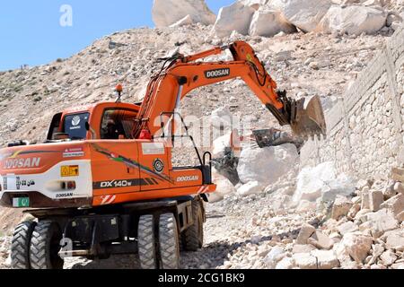 Mohmand, Pakistan. 8 septembre 2020. Les excavateurs sont utilisés pour rechercher des mineurs après un glissement de roche dans une mine de marbre dans le district tribal de Mohmand, au nord-ouest du Pakistan, le 8 septembre 2020. Le nombre de morts suite à l'incident de glissement de roche dans une mine de marbre, qui a eu lieu lundi dans le district tribal de Mohmand, au nord-ouest du Pakistan, a grimpé à 19, ont déclaré la police et les médias locaux mardi. Credit: STR/Xinhua/Alay Live News Banque D'Images