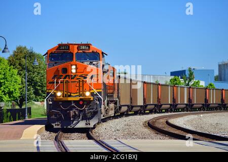 Mendota, Illinois, États-Unis. Deux locomotives dirigent un train de charbon vide Burlington Northern Santa Fe autour d'une courbe en direction de l'ouest à travers Mendota, Illinois. Banque D'Images