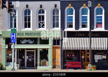 Princeton, Illinois, États-Unis. Les façades d'affaires colorées font partie d'une rue principale bien entretenue dans le centre-ville d'une petite communauté du centre-nord de l'Illinois. Banque D'Images