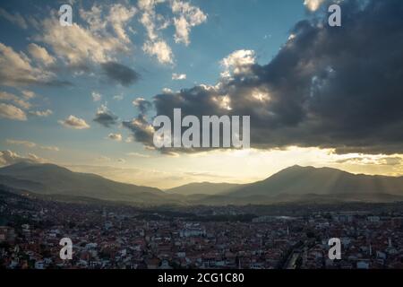 Panorama du centre-ville de Prizren, au Kosovo, avec des minarets De Mosquées et de la rivière Bistrica. Prizren est la deuxième plus grande ville du Kosovo et une ma Banque D'Images