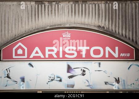 BELGRADE, SERBIE - 23 AVRIL 2020 : logo du Groupe Ariston Thermo sur son magasin principal pour Belgrade. Ariston est un fabricant italien d'applis domestiques Banque D'Images