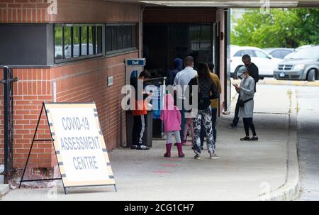 Toronto, Canada. 8 septembre 2020. Les gens font la queue pour faire des tests COVID-19 à l'extérieur d'un centre d'évaluation COVID-19 à Toronto, Ontario, Canada, le 8 septembre 2020. Au début de mardi, l'Ontario a annoncé une « pause » de quatre semaines pour tout assouplissement supplémentaire des mesures de santé publique dans la province. Credit: Zou Zheng/Xinhua/Alamy Live News Banque D'Images