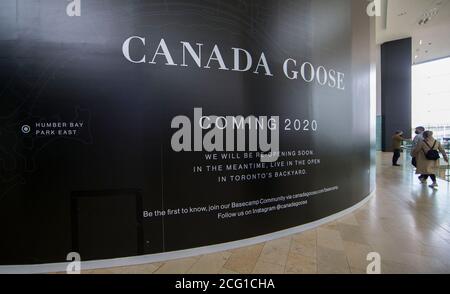 Toronto, Canada. 8 septembre 2020. Les gens marchent devant un magasin qui ouvrira bientôt ses portes au centre commercial Yorkdale de Toronto, Ontario, Canada, le 8 septembre 2020. Au début de mardi, l'Ontario a annoncé une « pause » de quatre semaines pour tout assouplissement supplémentaire des mesures de santé publique dans la province. Credit: Zou Zheng/Xinhua/Alamy Live News Banque D'Images