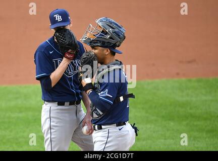 Le pichet de départ des Tampa Bay Rays Ryan Yarbrough et le attrape Michael Perez se rencontrent sur la baise lors du deuxième repas contre les ressortissants de Washington au National Park à Washington, DC le mardi 8 septembre 2020. Photo de Kevin Dietsch/UPI Banque D'Images