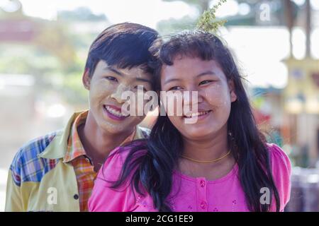 Mawlamyine, Myanmar. 30 novembre 2016 : UN portrait d'un jeune birman non identifié, recouvert de pâte de thanaka. Photo de haute qualité Banque D'Images