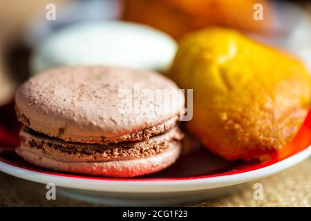 Biscuits sucrés au macaron, pâtisseries françaises de différentes couleurs. Photo de haute qualité Banque D'Images