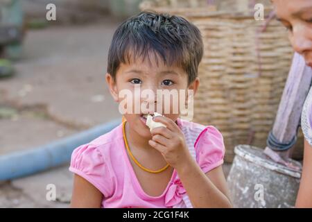 Mawlamyine, Myanmar. 30 novembre 2016 : UN portrait d'un jeune birman non identifié, recouvert de pâte de thanaka. Photo de haute qualité Banque D'Images