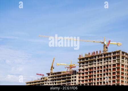 Moscou. Russie. 06 septembre 2020 vue de la construction d'une maison monolithique moderne sur fond de ciel. Grues à tour dans le Banque D'Images