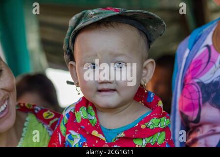 Mawlamyine, Myanmar. 30 novembre 2016 : UN portrait d'un jeune birman non identifié, recouvert de pâte de thanaka. Photo de haute qualité Banque D'Images