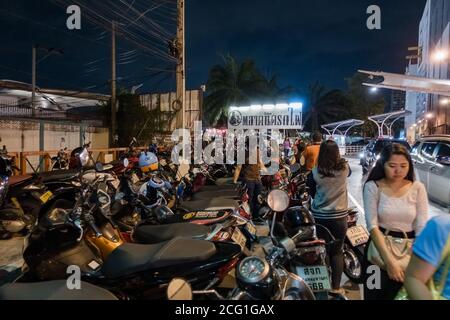 BANGKOK, THAÏLANDE - 14 JANVIER 2016 : marché de nuit du train d'entrée à bangkok. Banque D'Images