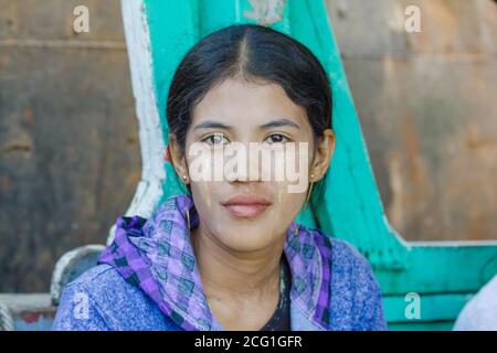 Mawlamyine, Myanmar. 30 novembre 2016 : UN portrait d'un jeune birman non identifié, recouvert de pâte de thanaka. Photo de haute qualité Banque D'Images