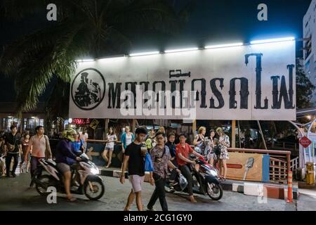 BANGKOK, THAÏLANDE - 14 JANVIER 2016 : marché de nuit du train d'entrée à bangkok. Banque D'Images