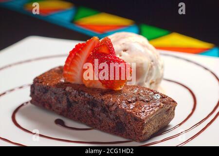 Brownie avec glace et fraises délicieux. Photo de haute qualité Banque D'Images