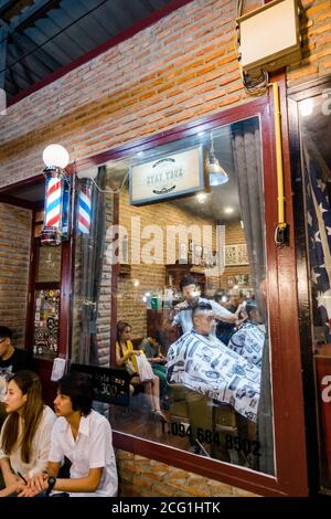 BANGKOK, THAÏLANDE - 14 JANVIER 2016 : marché nocturne des trains de barbershop à bangkok. Banque D'Images