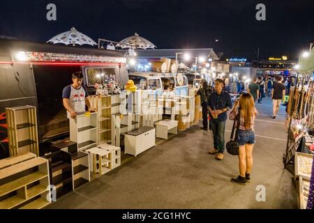 BANGKOK, THAÏLANDE - 14 JANVIER 2016 : marché de nuit des trains de vendeurs à bangkok. Banque D'Images